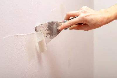 man having a hard time with a paint scraper without using paint thinner 400x267 1
